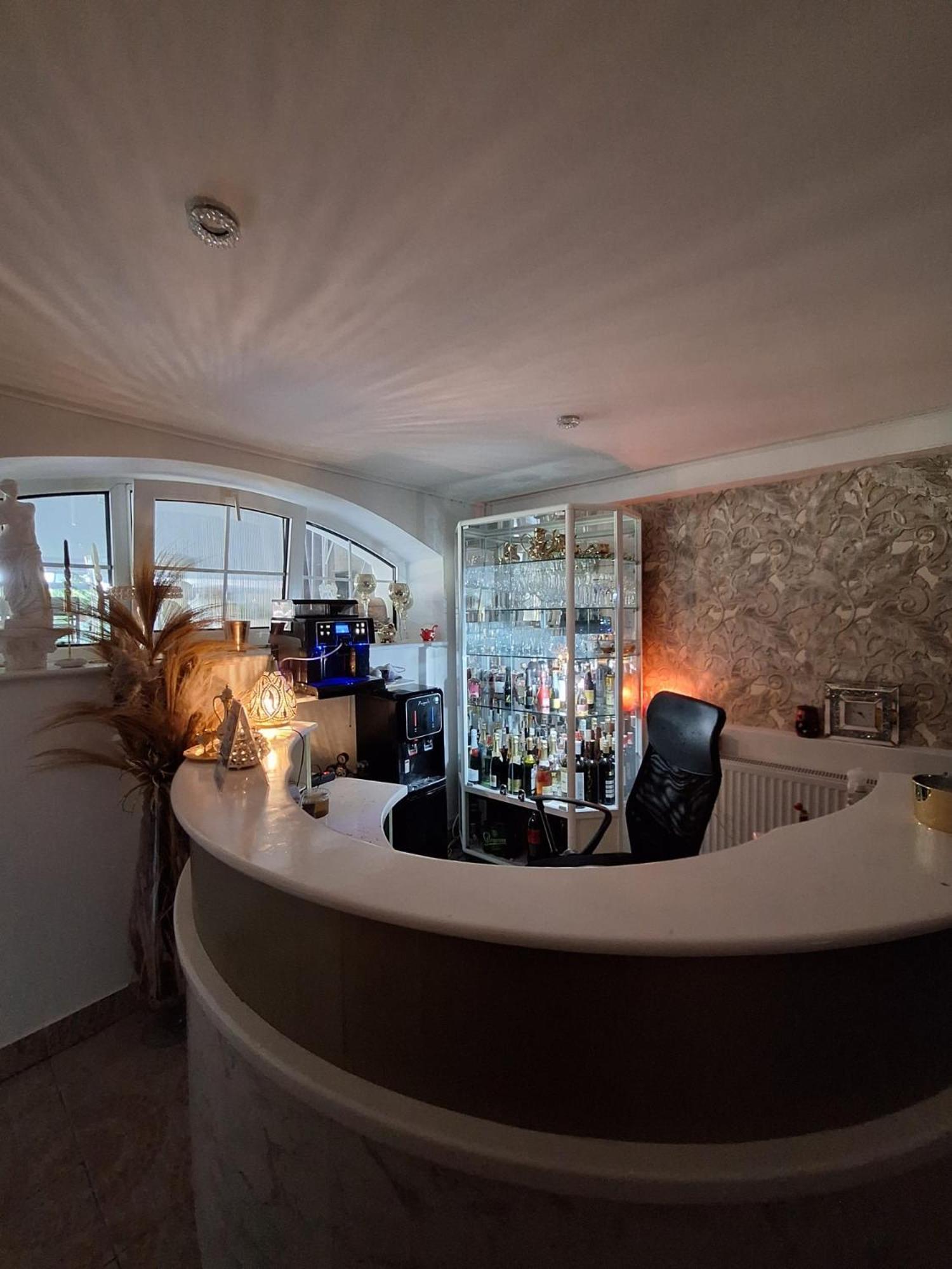Meduza Wellness Spa S Ubytovanim Hlohovec Buitenkant foto