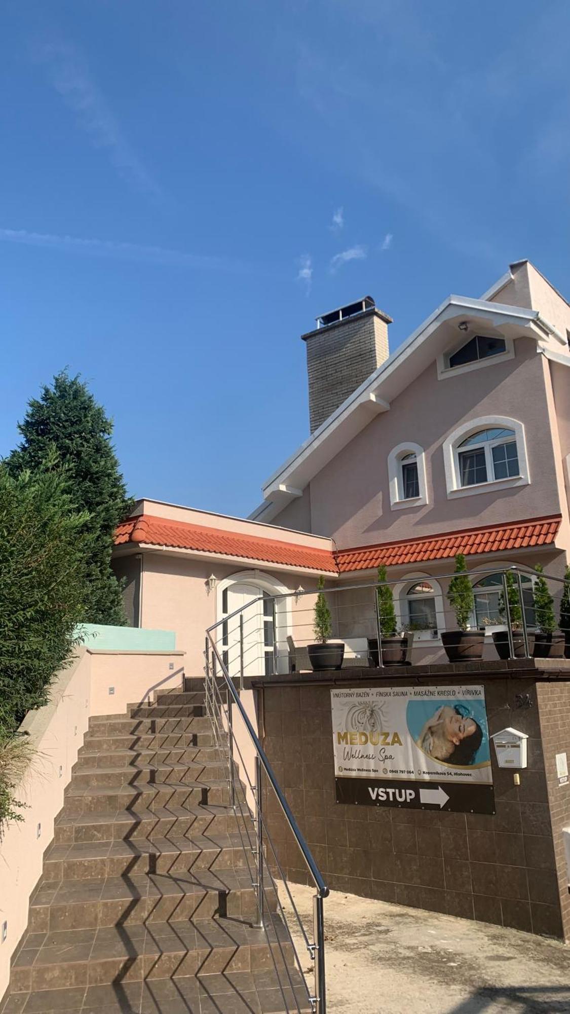 Meduza Wellness Spa S Ubytovanim Hlohovec Buitenkant foto